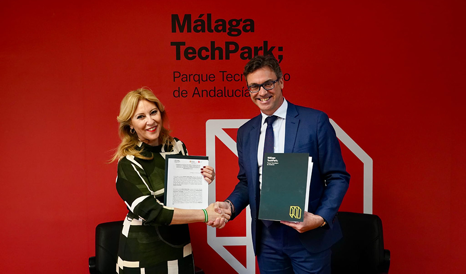 La consejera de Economía y presidenta de 'Málaga TechPark', Carolina España, y el vicepresidente del Gobierno balear, Antoni Costa, tras la rúbrica del convenio.